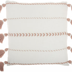 Cojín decorativo de algodón blanco bohemio con detalles de borlas ruborizadas