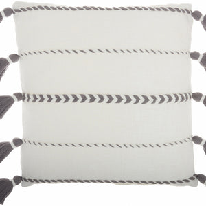 Cojín decorativo de algodón blanco bohemio con detalles de borlas grises