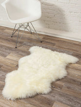 Natural New Zealand Sheepskin Wool Area Rug in White 2' x 3'