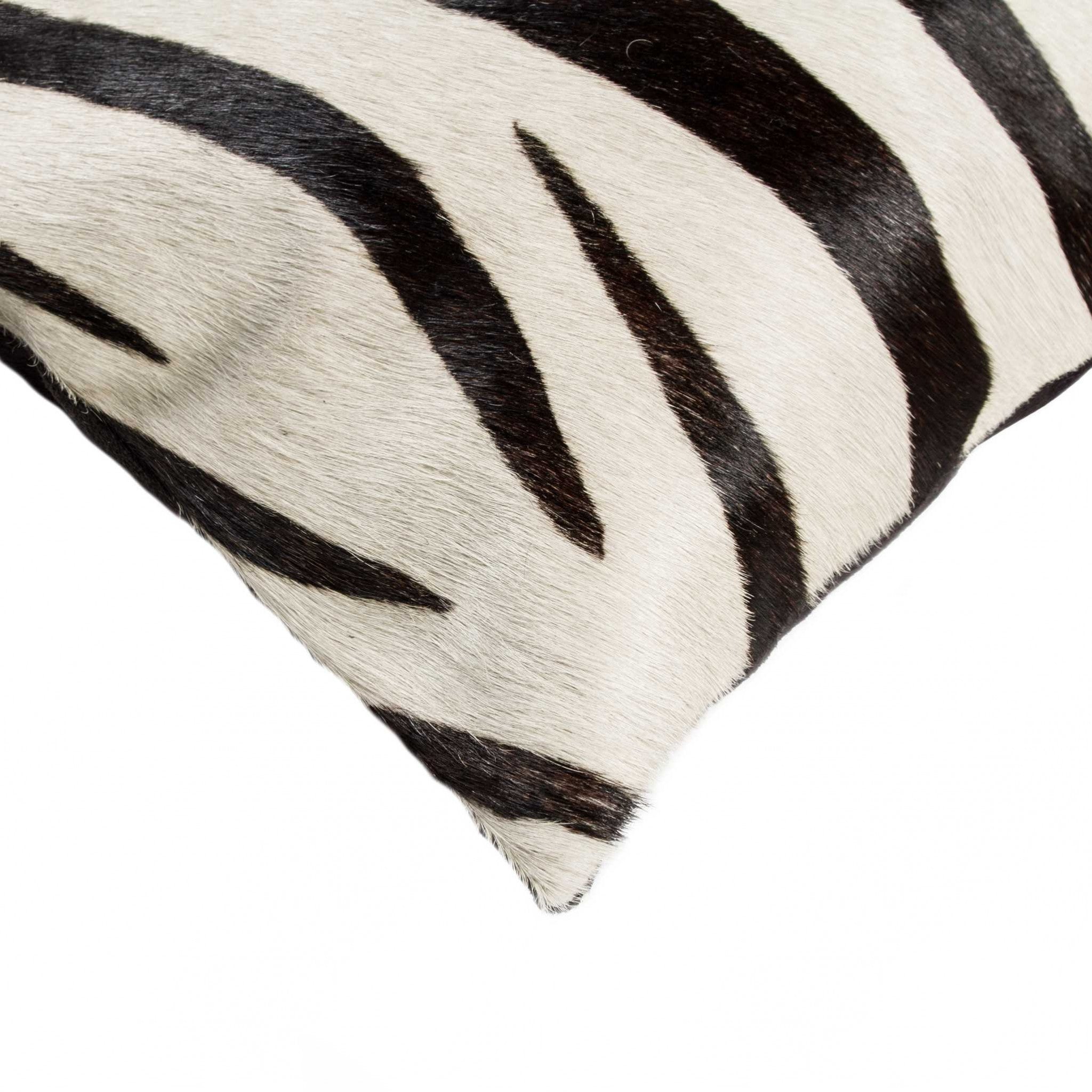18" X 18" X 5" Zebra negro sobre almohada de piel de vaca blanca