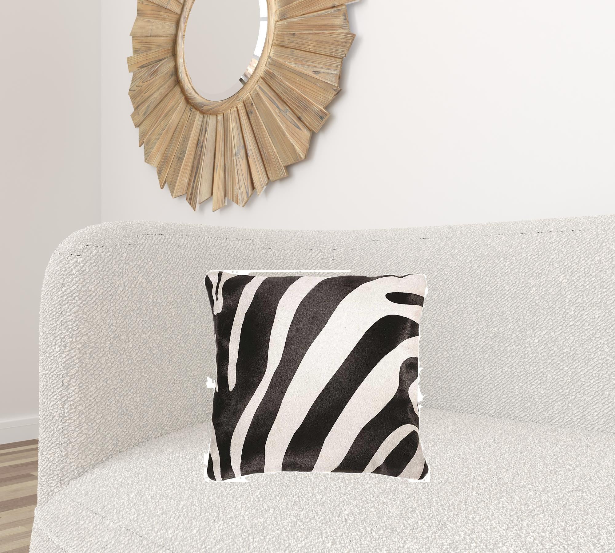 18" X 18" X 5" Zebra negro sobre almohada de piel de vaca blanca