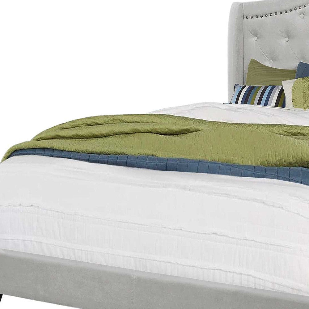 簇絨淺灰色標準床軟墊，帶釘頭裝飾和床頭板