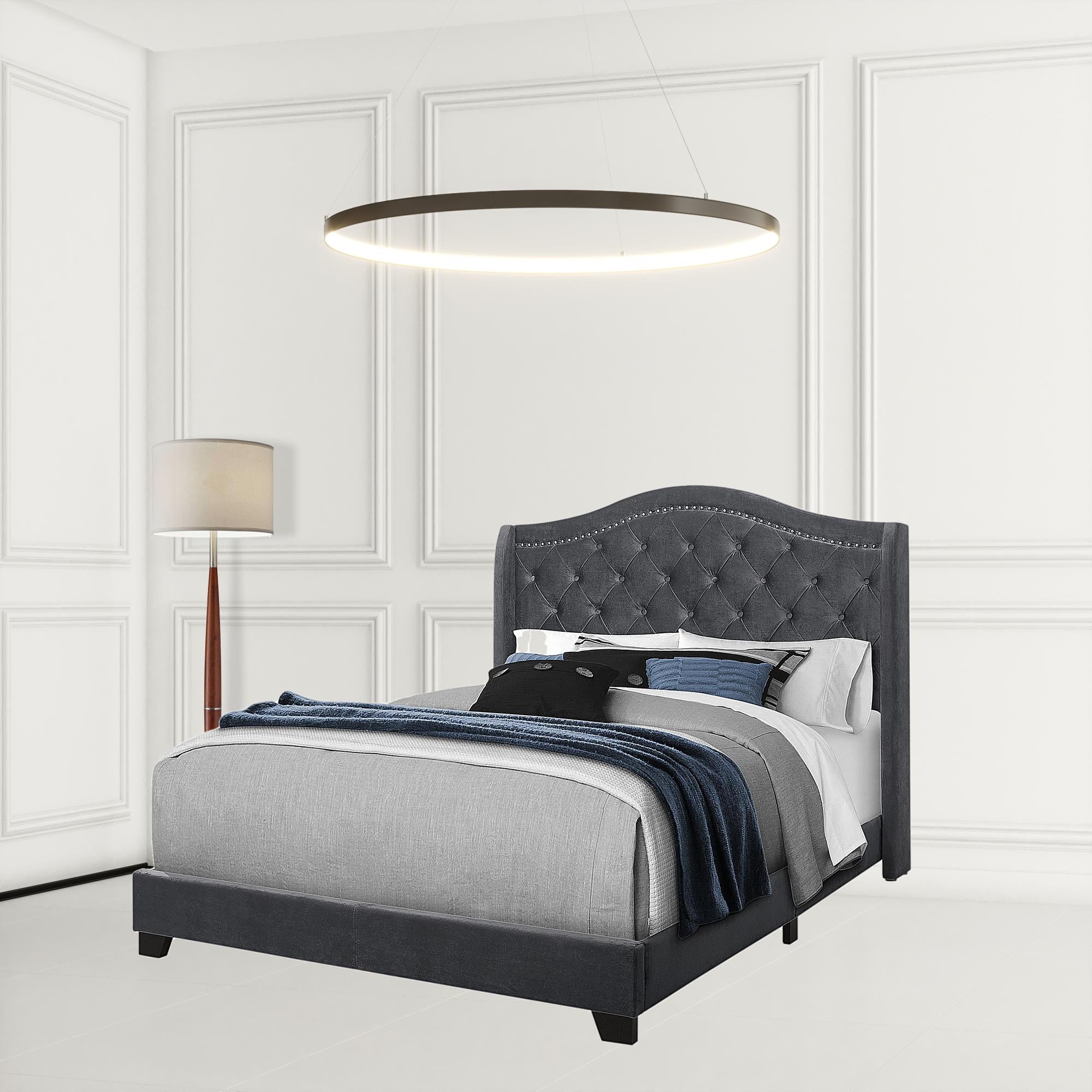 簇絨淺灰色標準床軟墊，帶釘頭裝飾和床頭板