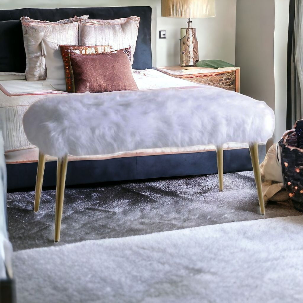 18 英寸 X 38 英寸 X 20 英寸白色人造毛皮金色金屬軟墊（座椅）長凳