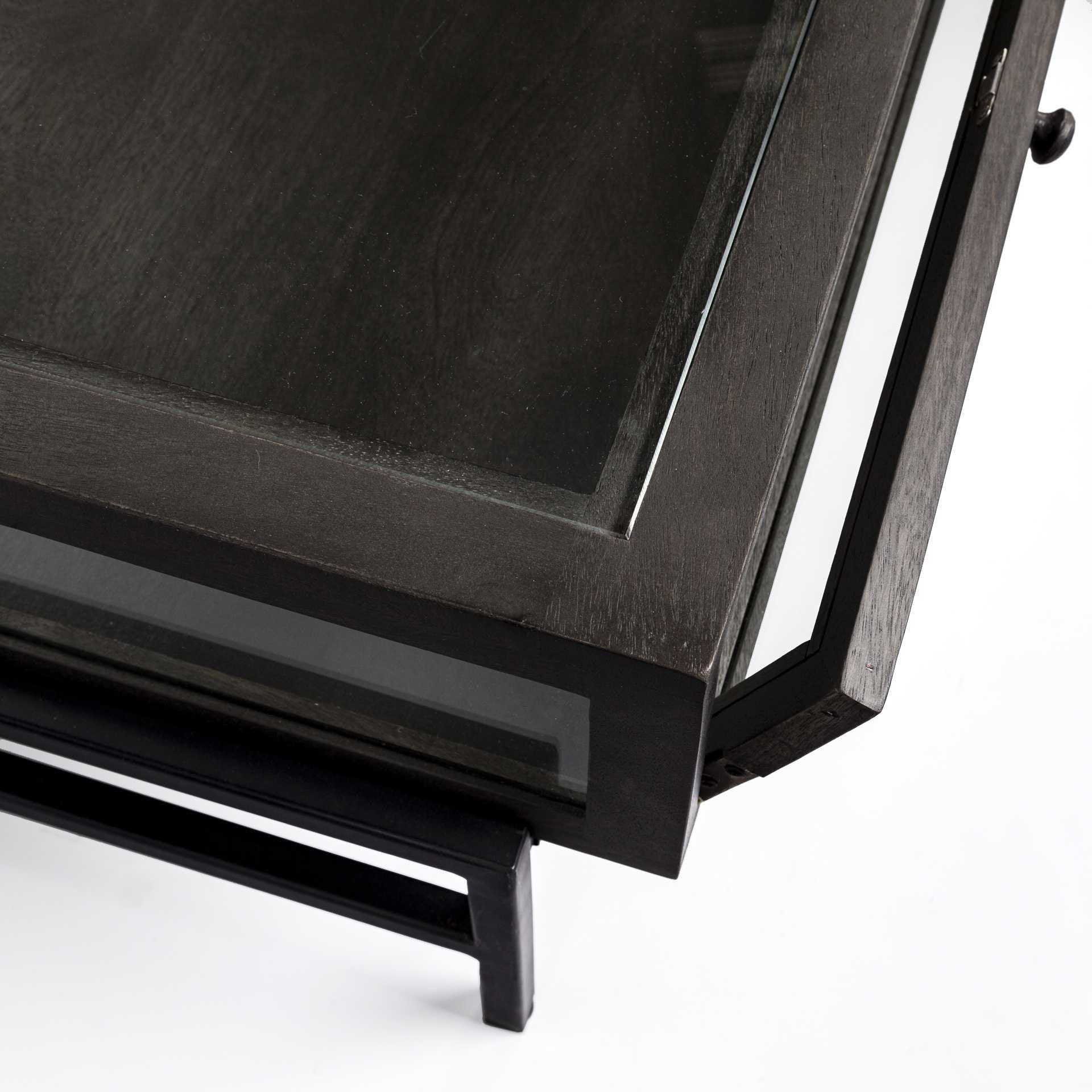 Mesa de centro expositora cuadrada con base de madera y metal negro con tapa de cristal y 2 cajones