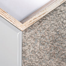 Espejo de pared con marco de madera en forma de V y vidrio transparente