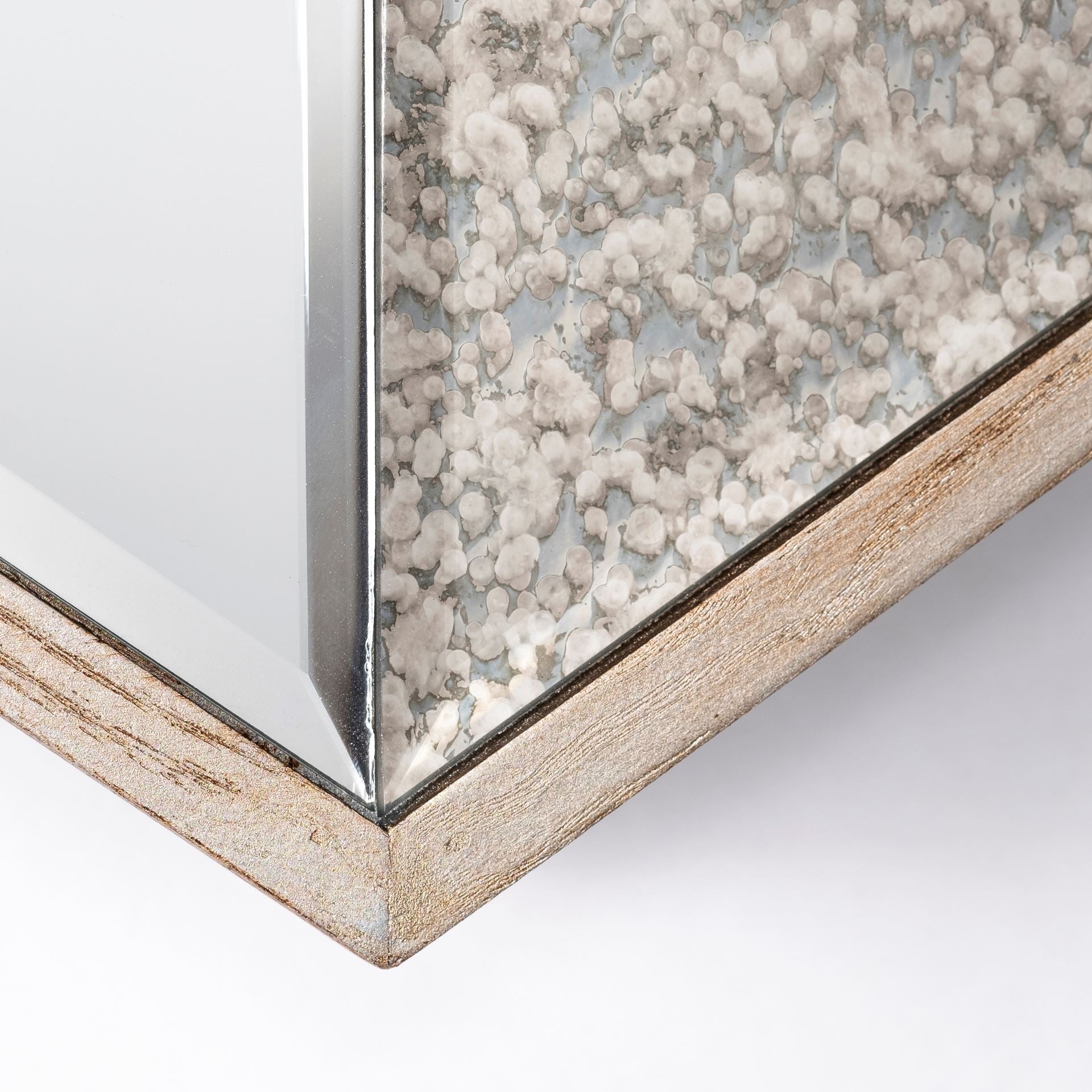 Espejo de pared con marco de madera en forma de V y vidrio transparente