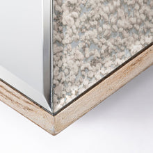 Espejo de pared con marco de madera en forma de V y vidrio transparente