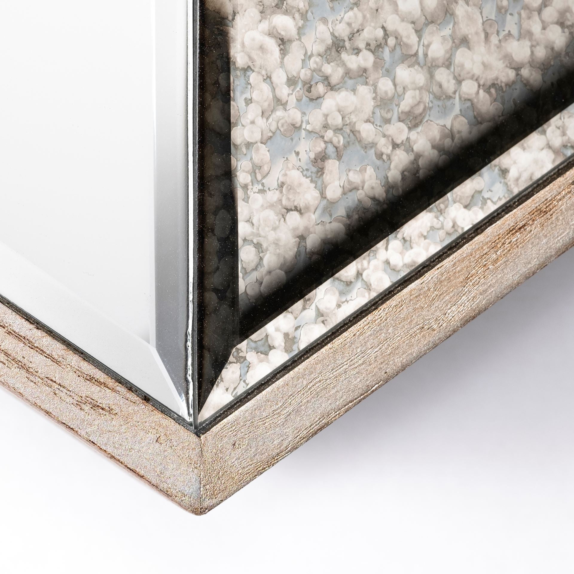 Espejo de pared con marco de madera en forma de V y vidrio transparente