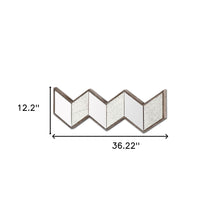 Espejo de pared con marco de madera en forma de V y vidrio transparente