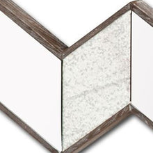 Espejo de pared con marco de madera en forma de V y vidrio transparente