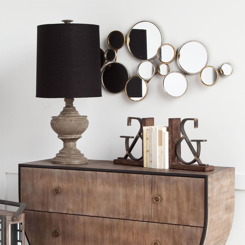 十五面相互連接的牆鏡