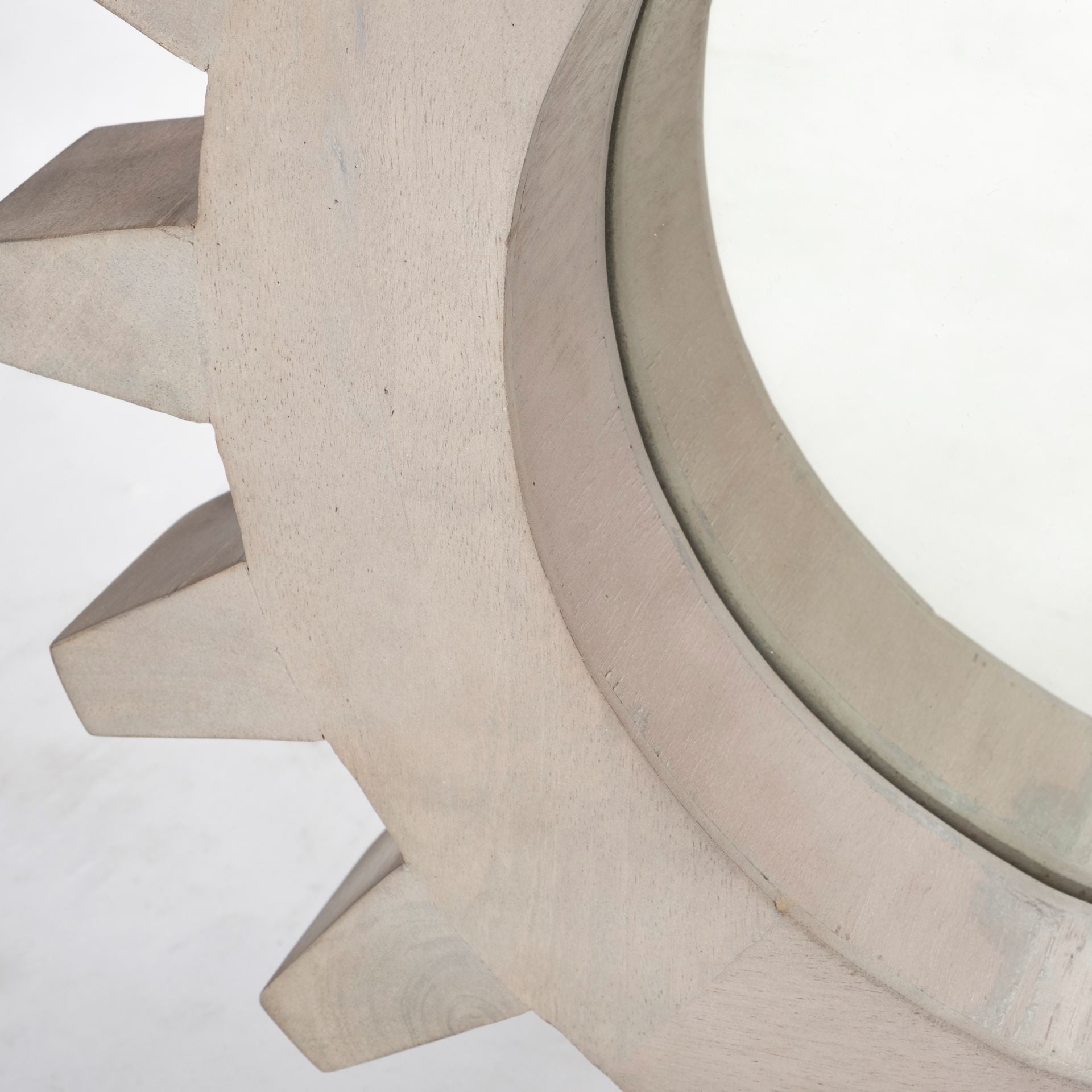 Espejo de pared con marco de madera blanco redondo Cog de 17"