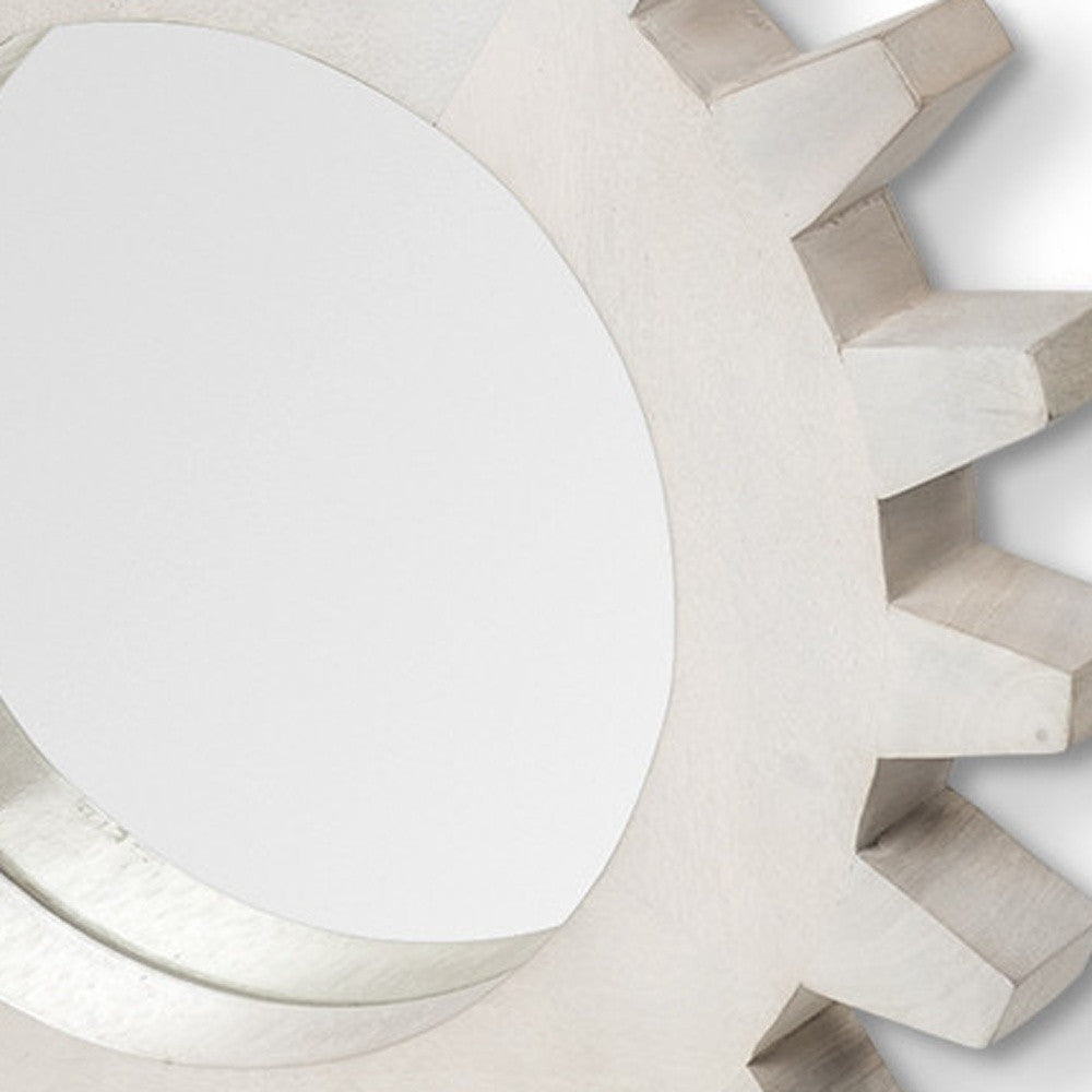 Espejo de pared con marco de madera blanco redondo Cog de 17"