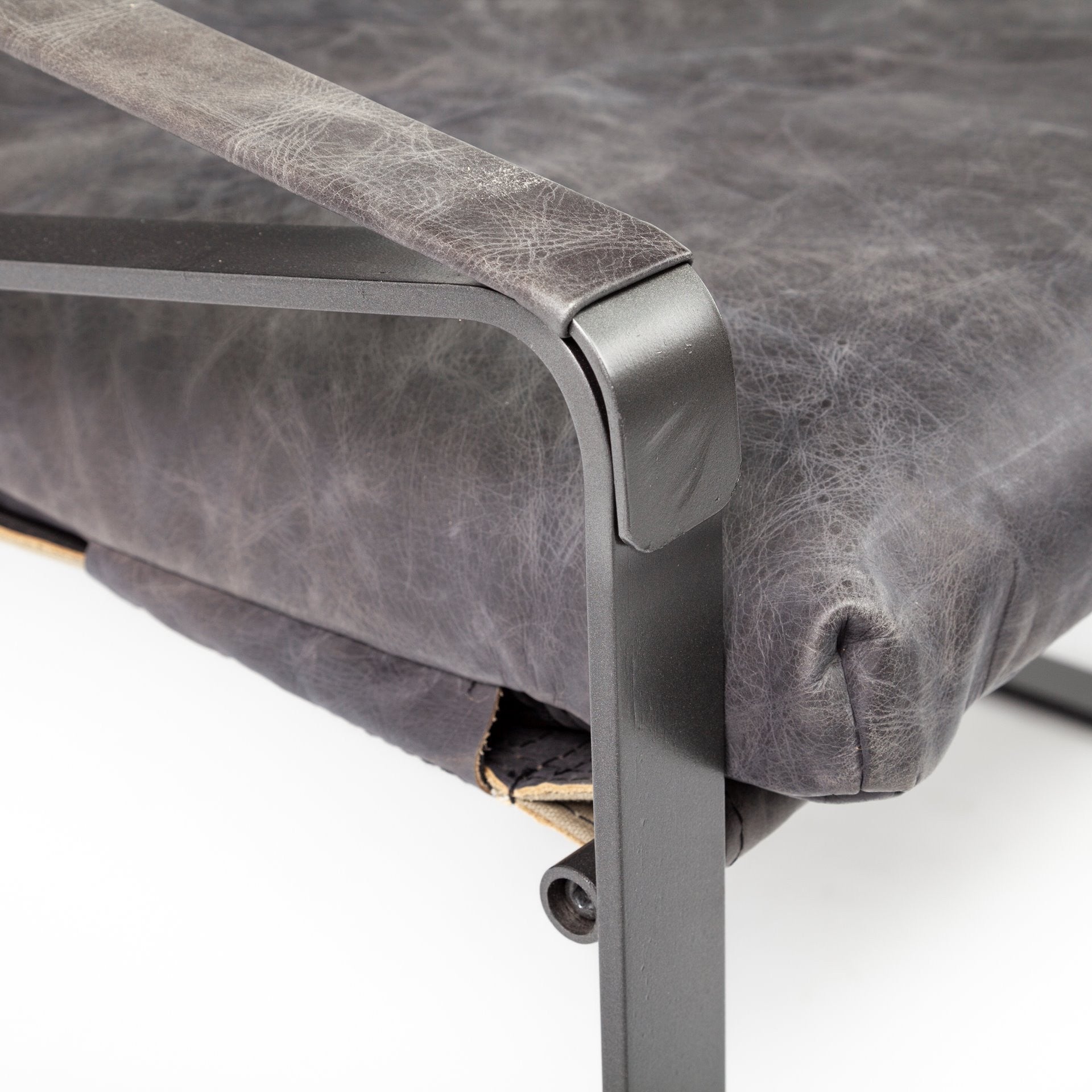 Silla decorativa de cuero negro con estructura de metal