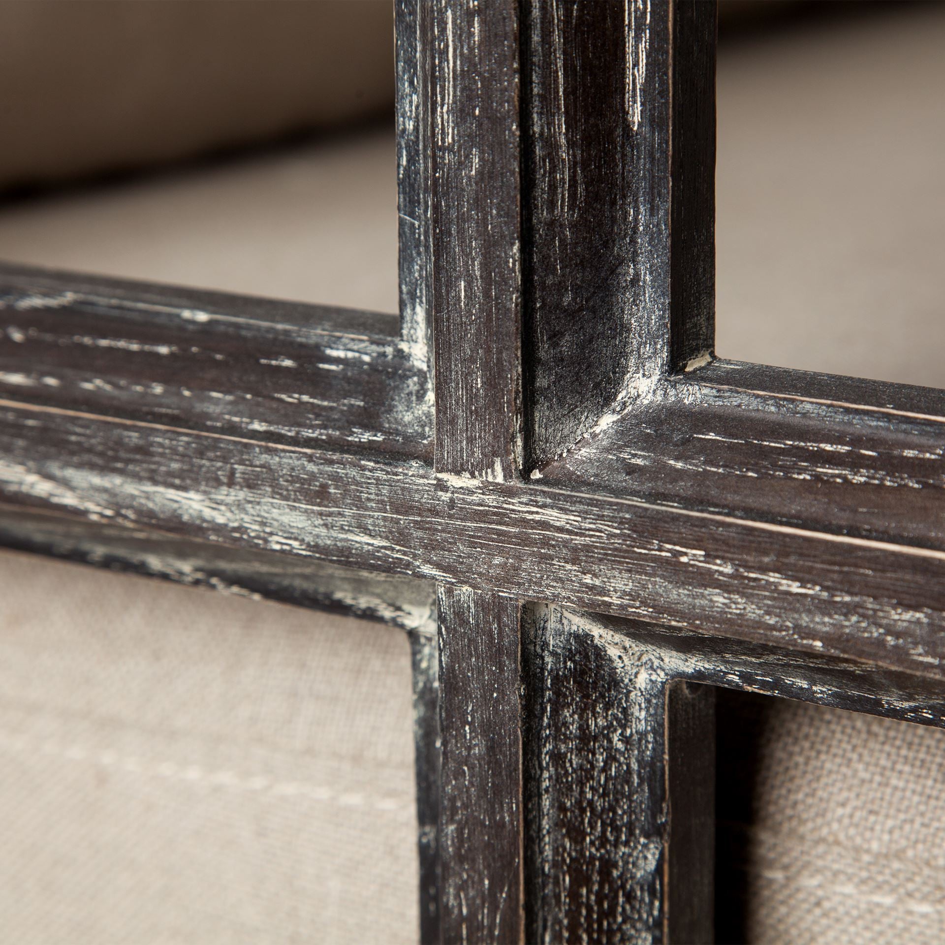 奶油色織物覆蓋軟墊半月形椅子帶木框