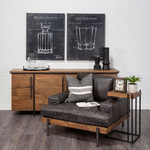 Mesa auxiliar en forma de L de madera marrón mediana con estructura de metal negro