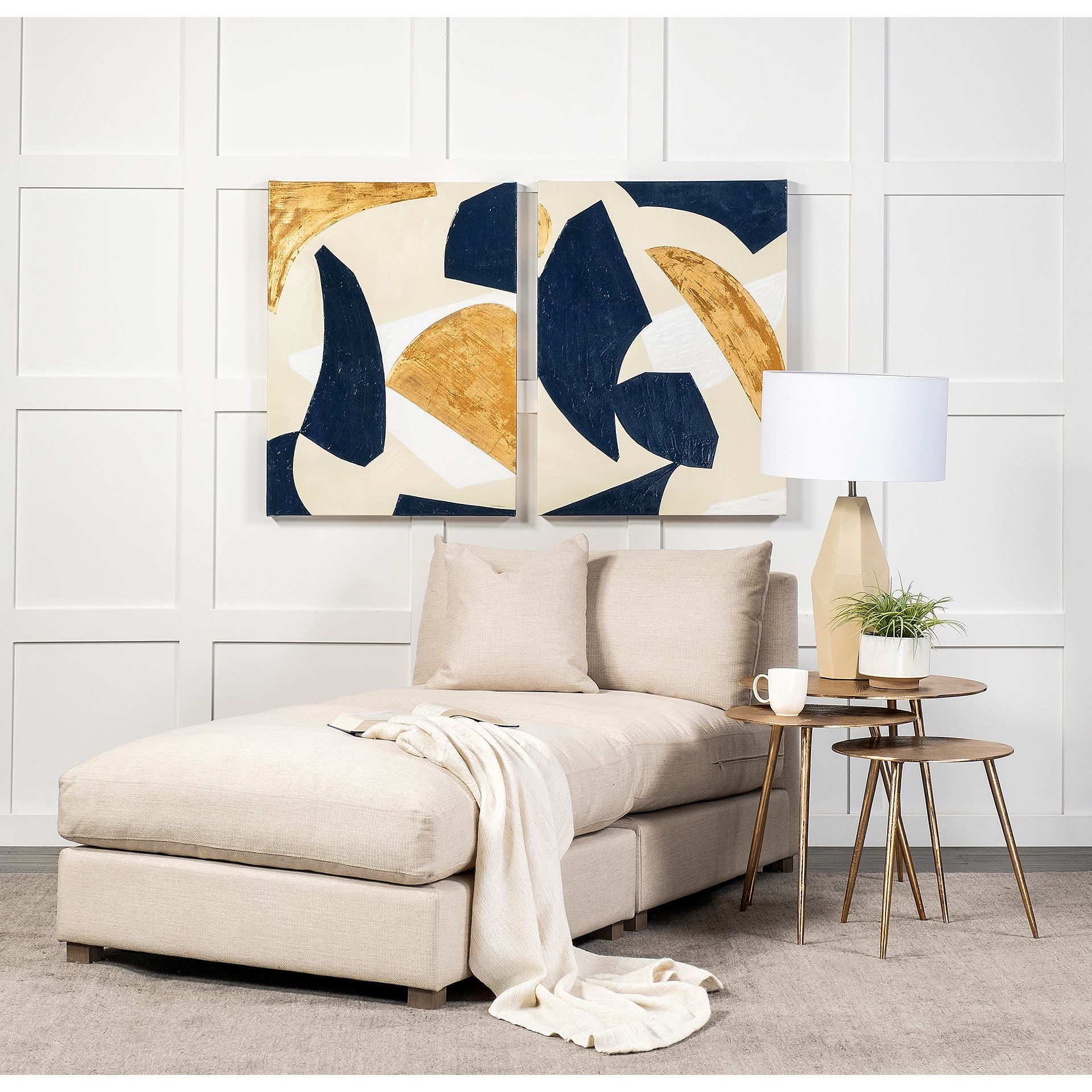 Mesa pequeña redonda con detalles en forma de estrella y acabado dorado