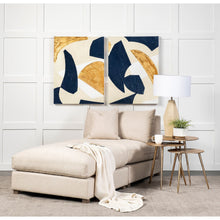 Mesa pequeña redonda con detalles en forma de estrella y acabado dorado