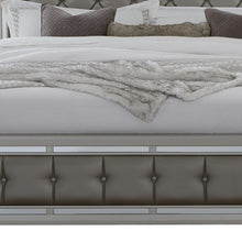 Cama de lino tapizada en plata con capitoné completo de madera maciza con ribete de cabeza de clavo