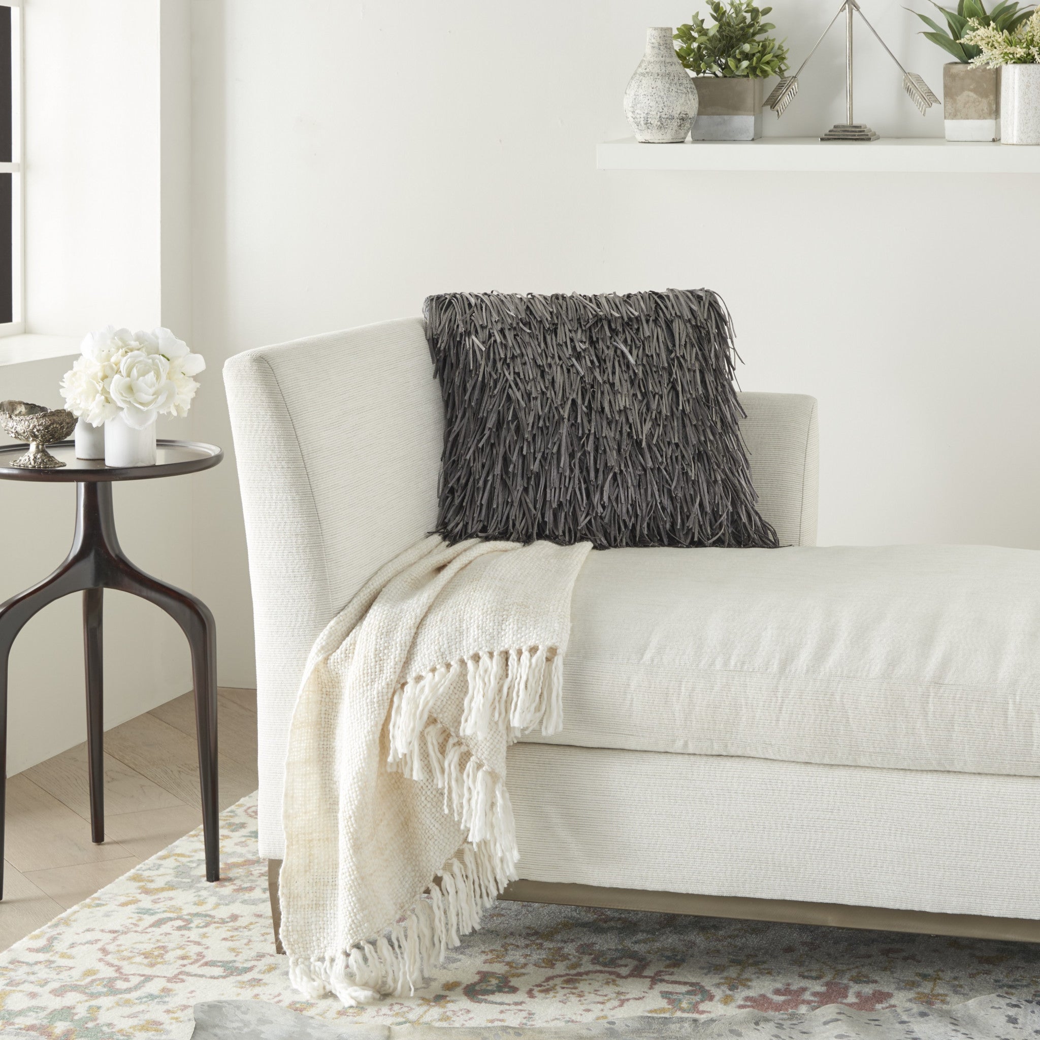 獨特的錫灰色粗毛枕頭