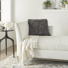 獨特的錫灰色粗毛枕頭