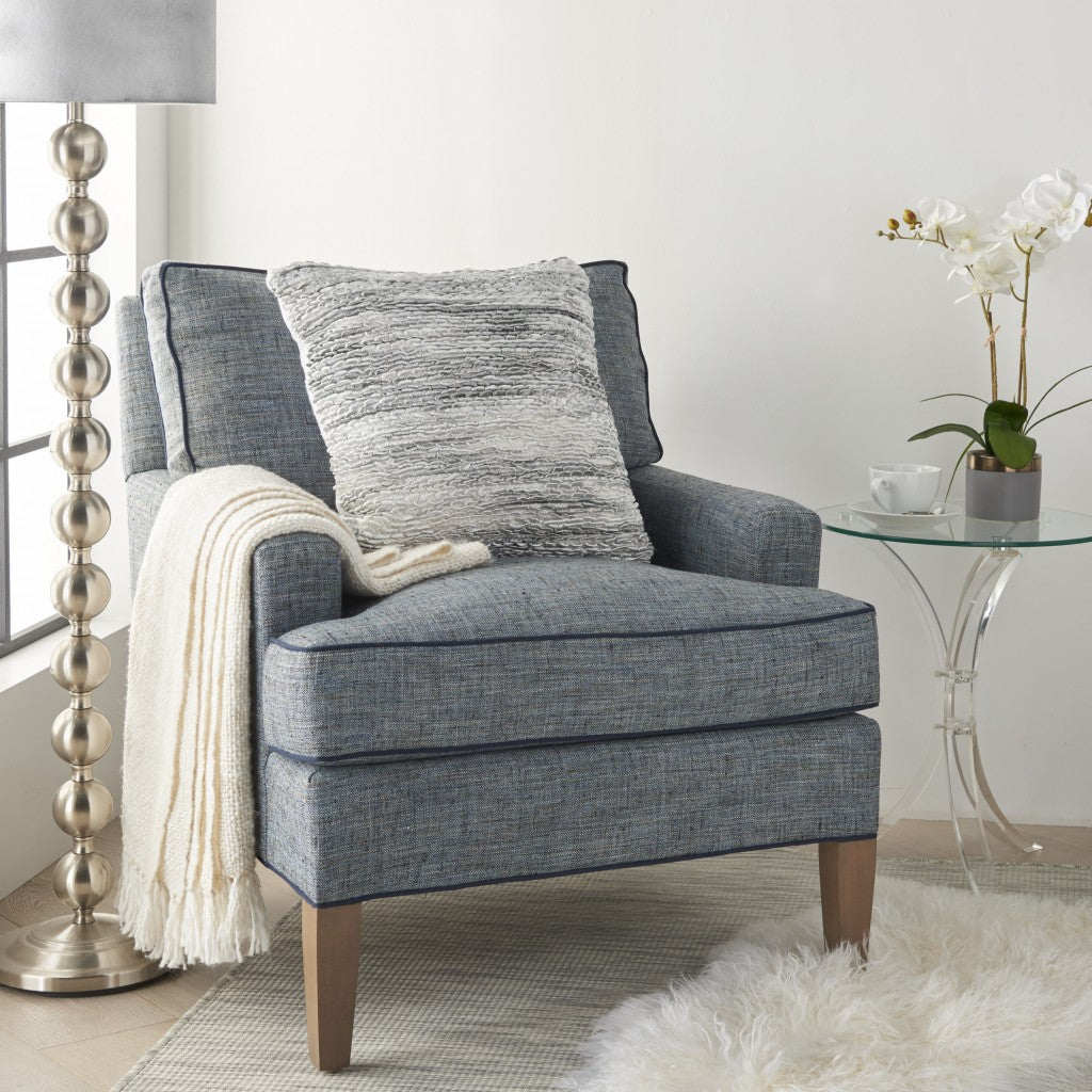 嬌小的灰色和白色條紋抱枕