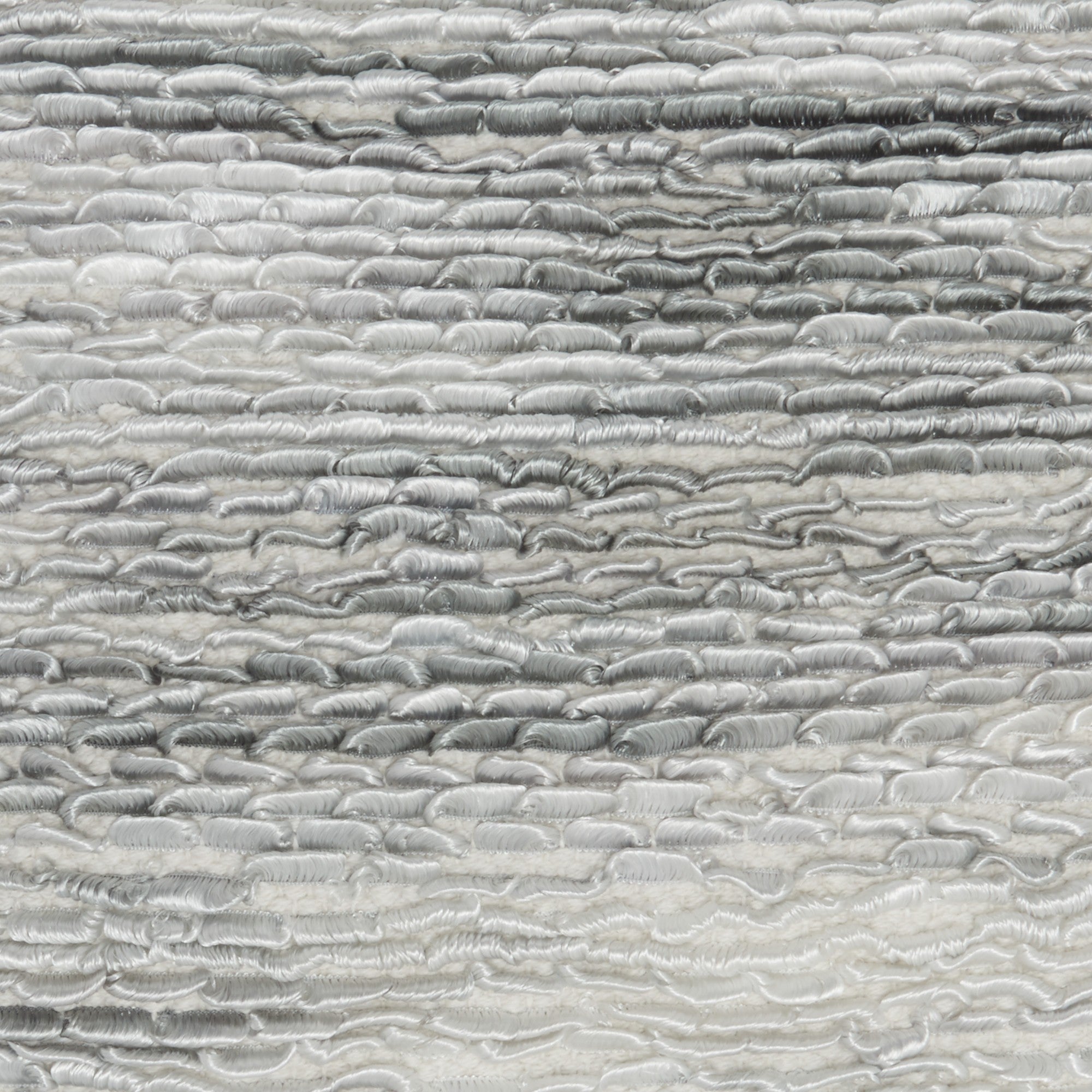 嬌小的灰色和白色條紋抱枕