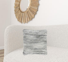 嬌小的灰色和白色條紋抱枕