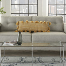 Almohada lumbar con borlas amarillas