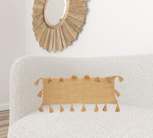 Almohada lumbar con borlas amarillas