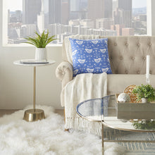 18 英寸藍色和象牙色鳥和花蕾抱枕