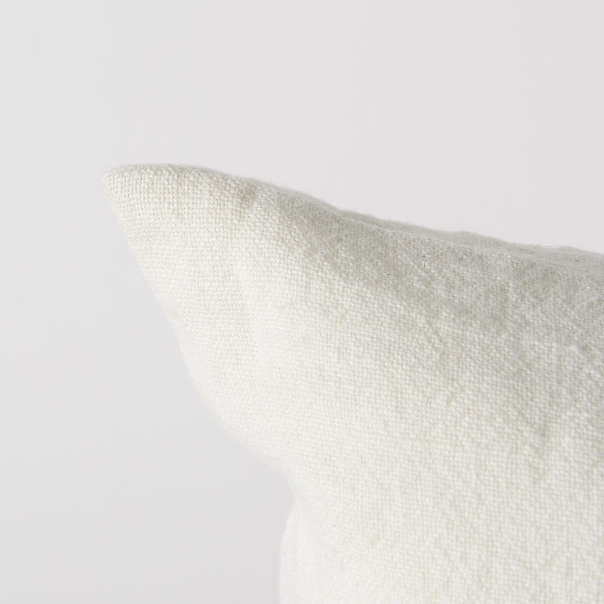 米白色枕套，灰灰色條紋