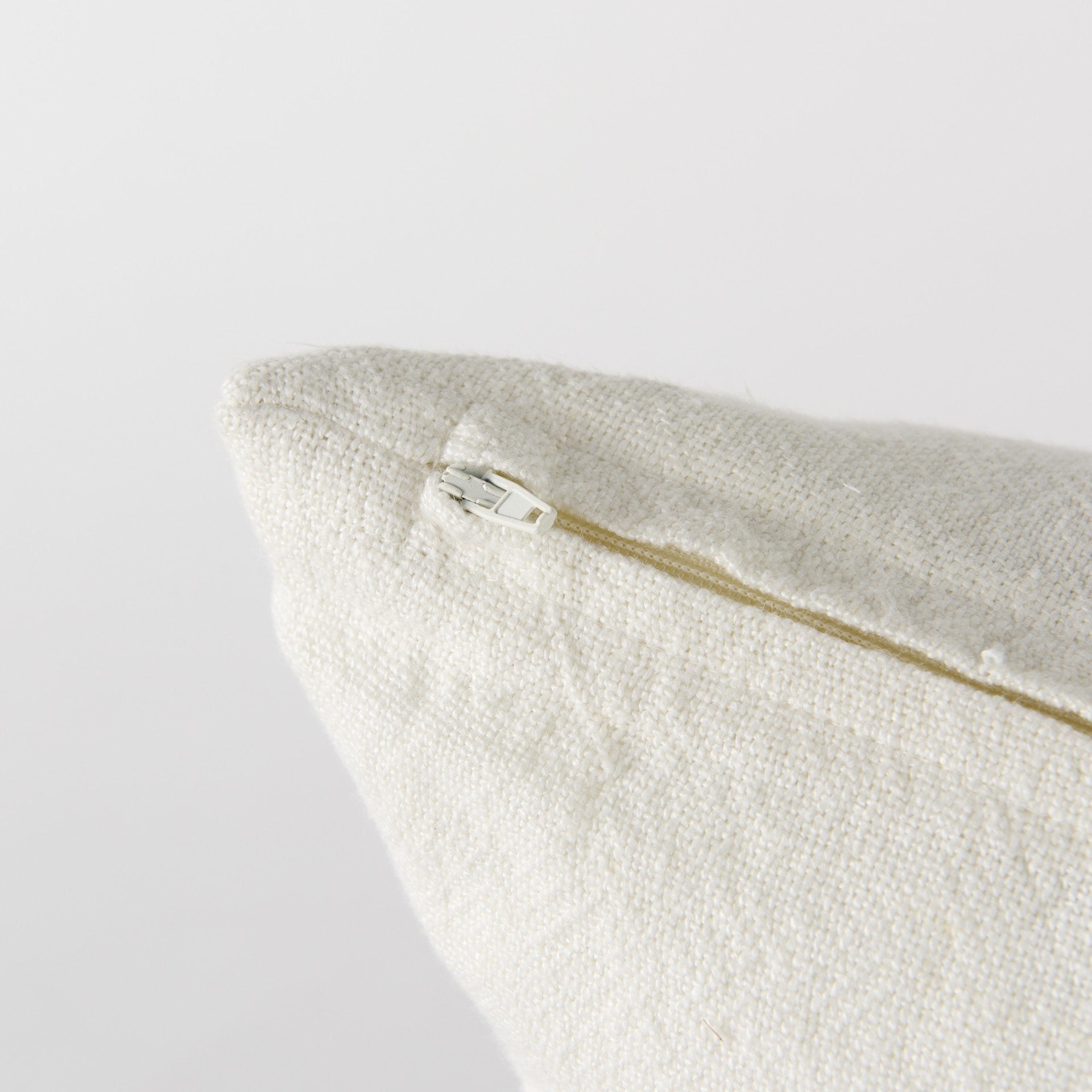 米白色枕套，灰灰色條紋