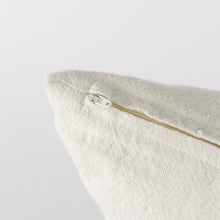 米白色枕套，灰灰色條紋