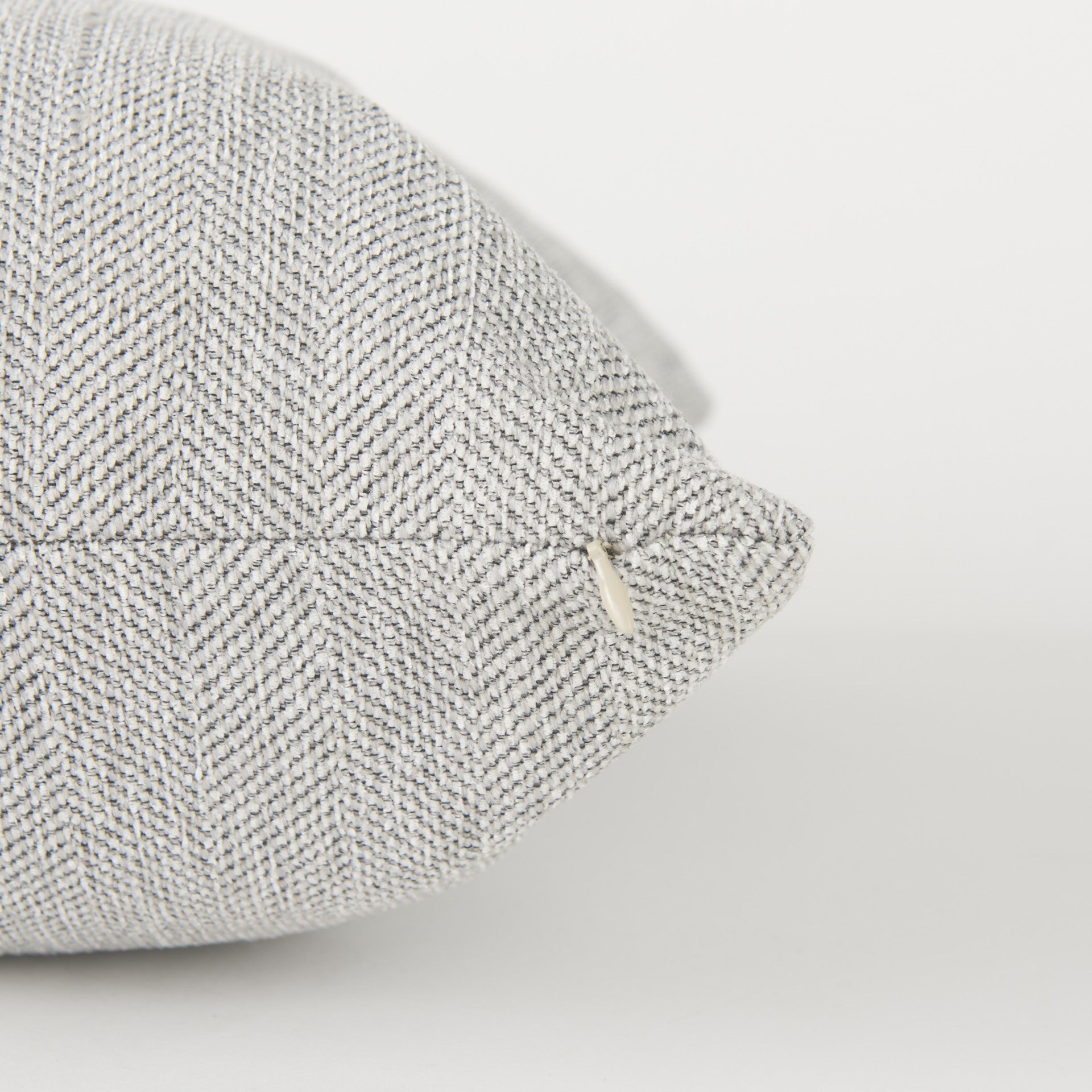 灰灰色籃式編織抱枕