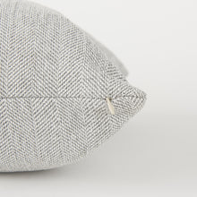 灰灰色籃式編織抱枕