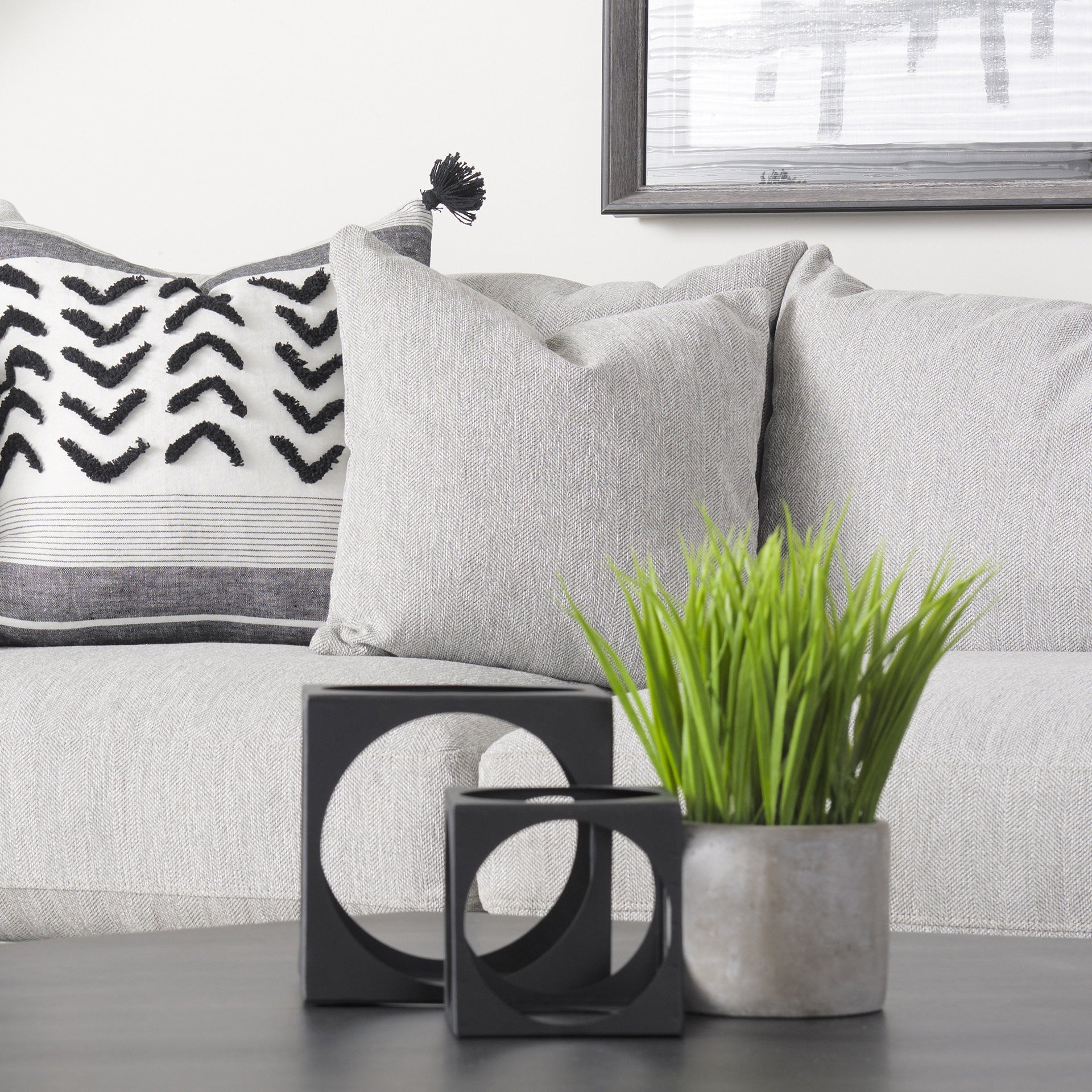 灰灰色籃式編織抱枕