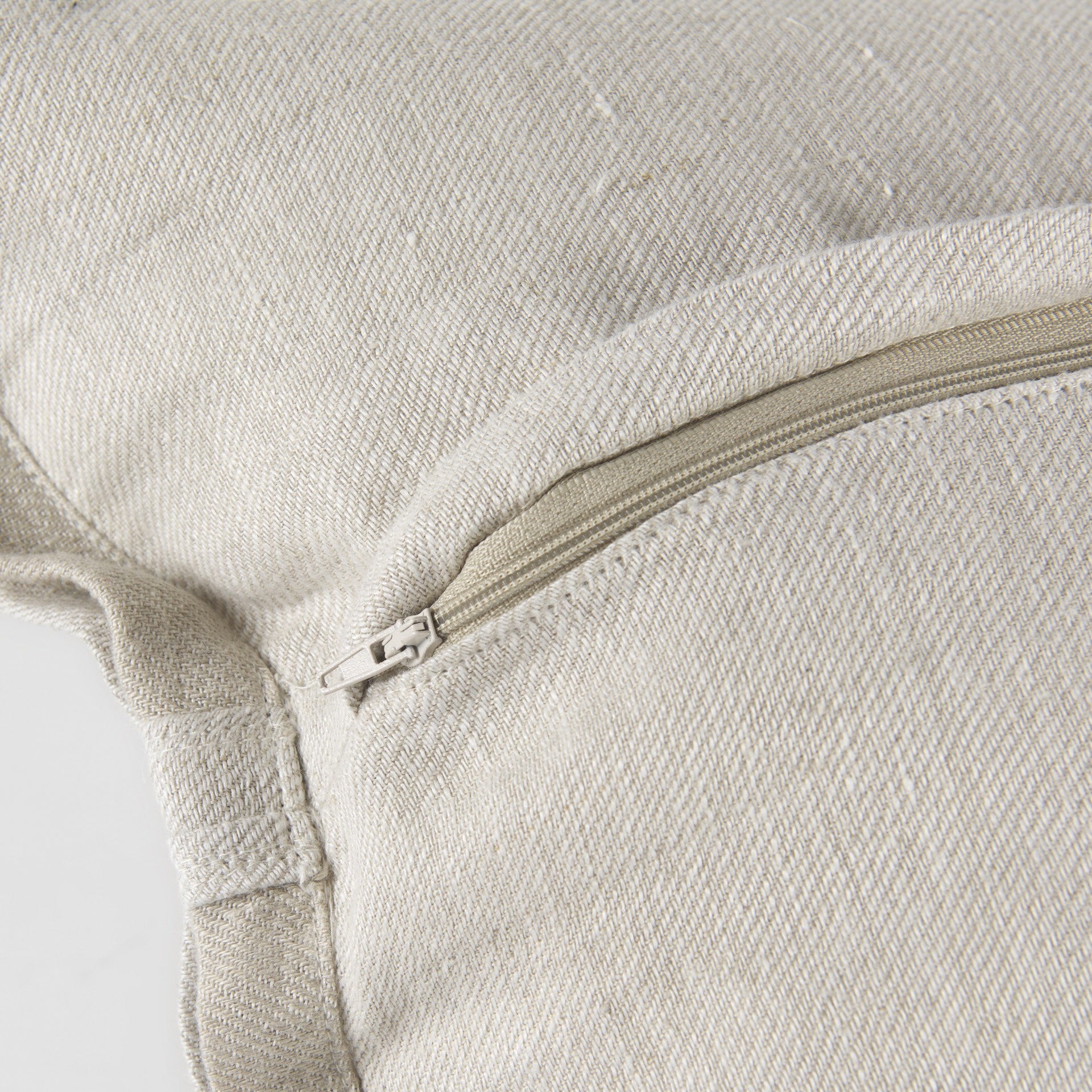 奶油色鑲邊枕套