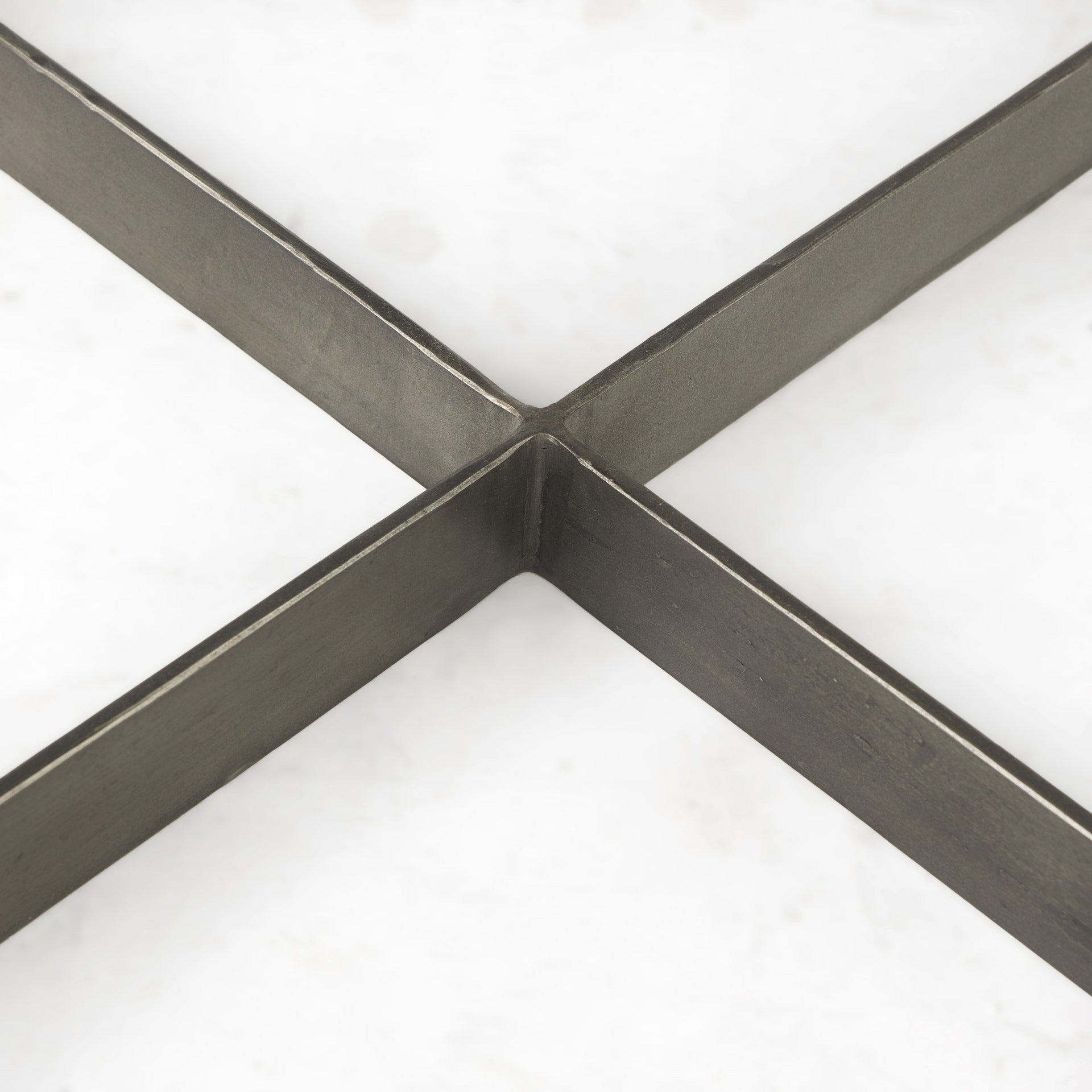 兩張 Geo 深棕色金屬和木質桌子一套