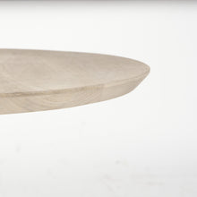 Mesa de pedestal en rubio claro con detalles dorados