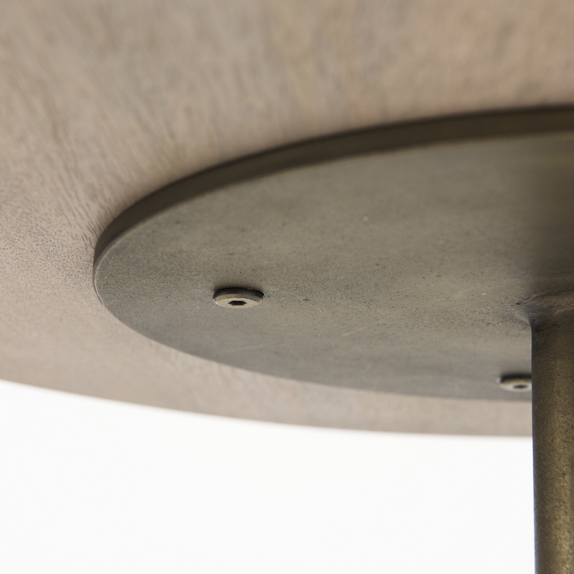 Mesa de pedestal en rubio claro con detalles dorados