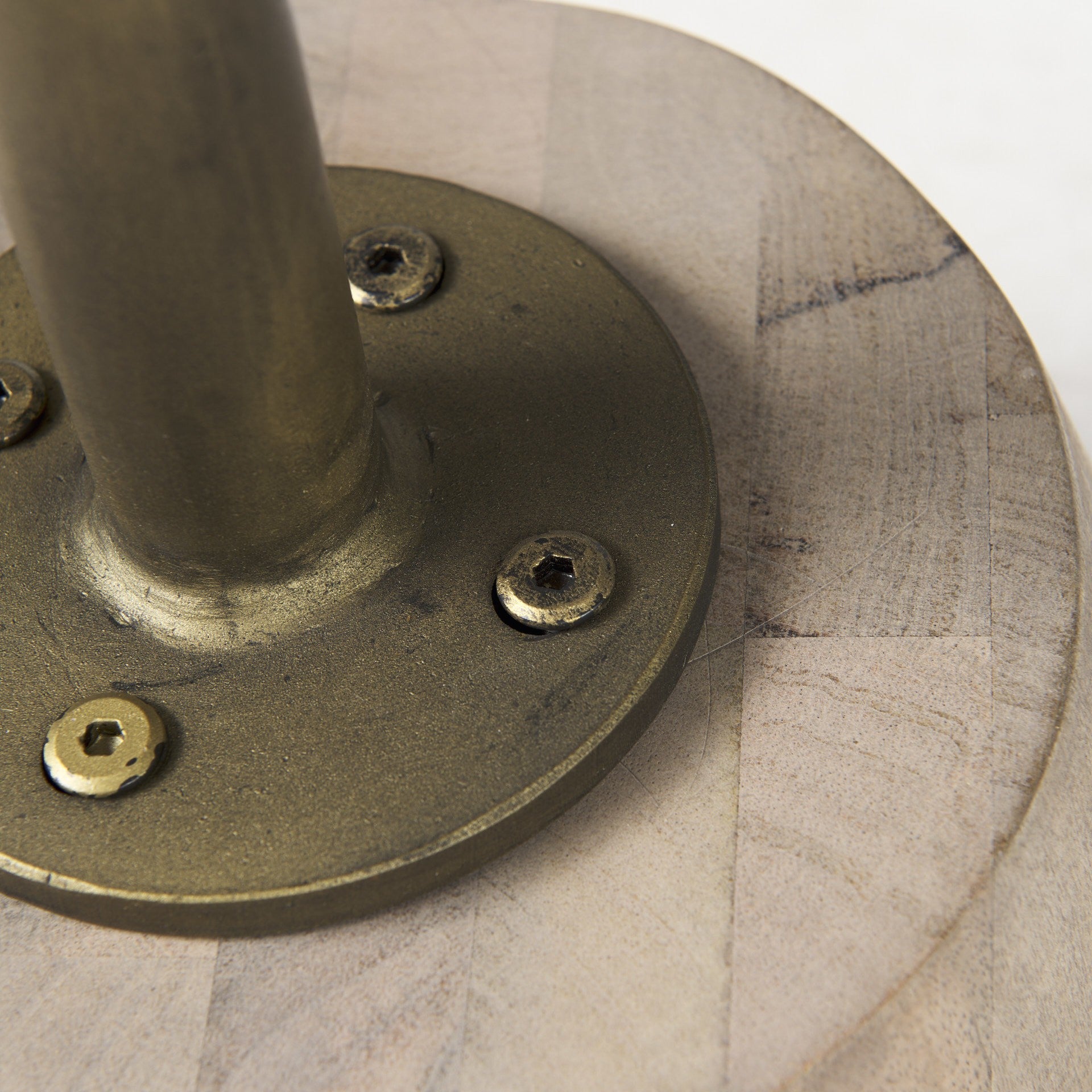 Mesa de pedestal en rubio claro con detalles dorados