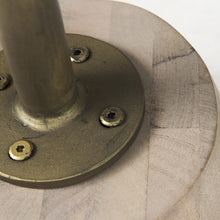 Mesa de pedestal en rubio claro con detalles dorados