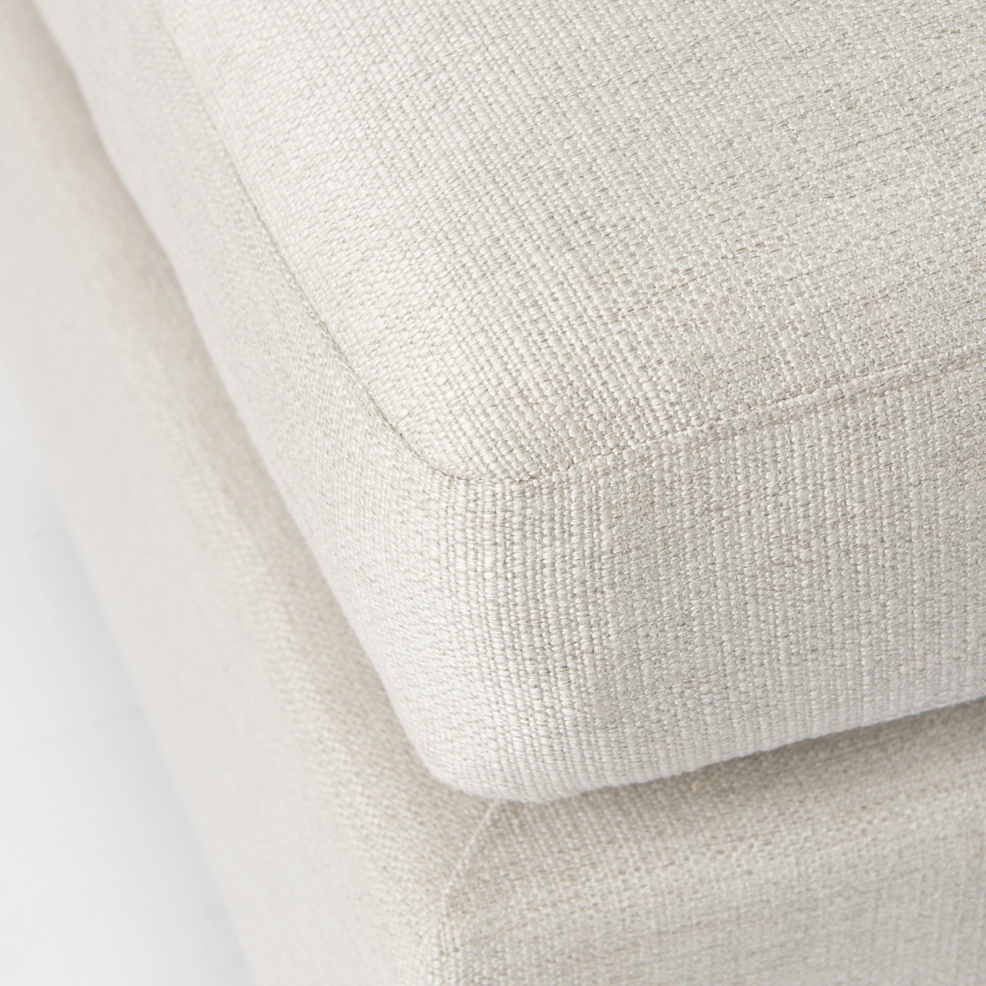 米色織物覆蓋半腳凳