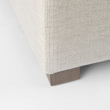 米色織物覆蓋半腳凳