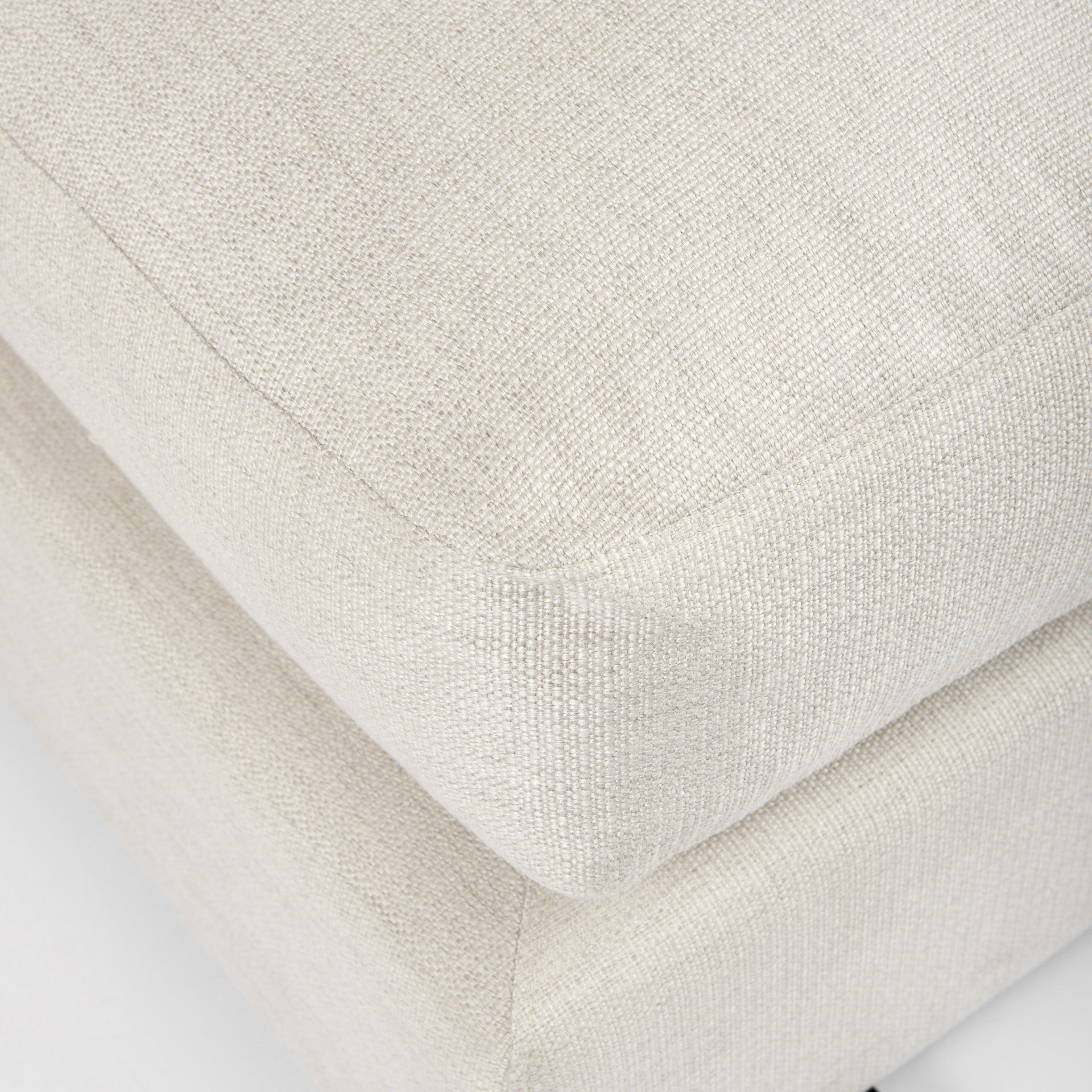 Otomana de tamaño completo cubierta de tela beige