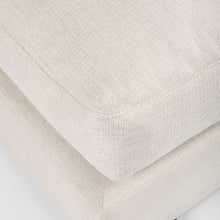 Otomana de tamaño completo cubierta de tela beige