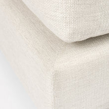 Otomana de tamaño completo cubierta de tela beige