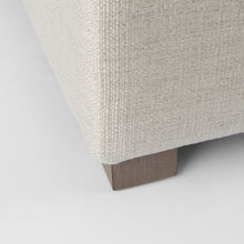 Otomana de tamaño completo cubierta de tela beige